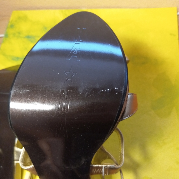 š NEW Womenās Gold Strappy platform Heels Shoes Sandals Sz 8.5 - Picture 3 of 6